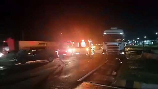 Fiat Toro e carreta se envolvem em forte batida na BR-277 em Santa Tereza do Oeste
