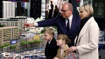 I principi di Monaco in una Monte Carlo in miniatura. E Charlene ha una nuova frangia