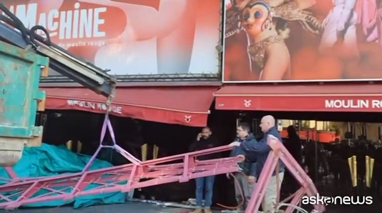 A Parigi crollano la pale del celebre Moulin Rouge
