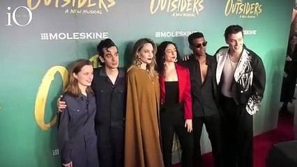 Angelina Jolie con la figlia Vivienne sul red carpet per la prima del musical "The Outsiders"