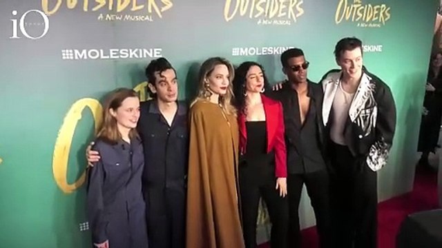 Angelina Jolie con la figlia Vivienne sul red carpet per la prima del musical The Outsiders