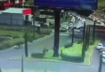 tn7-Impactante choque entre tren y autobús de dos pisos- 10 fallecidos y 41 heridos-080925