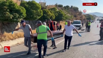 Manisa'da kamyonet yol kenarında lastik değiştiren çifte çarptı
