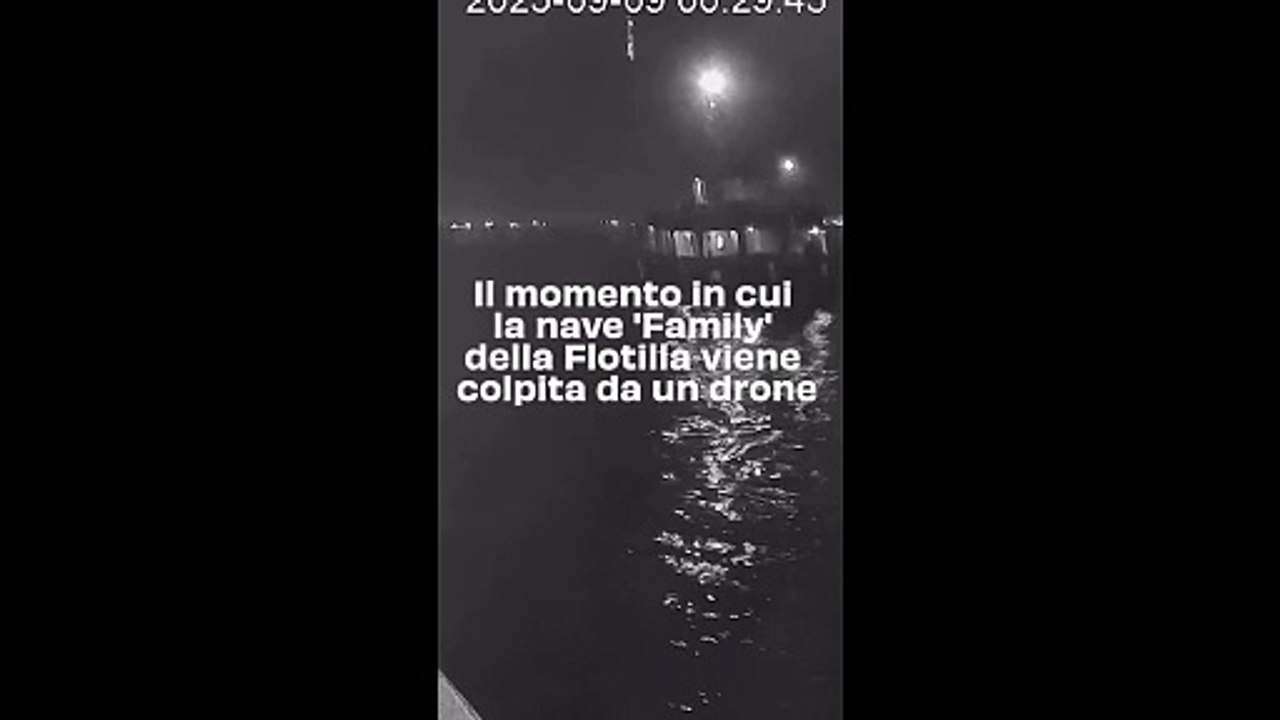 Il momento in cui la nave 'Family' della Flotilla viene colpita da un drone