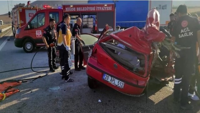 Otomobil, TIR’a arkadan çarptı: 2 ölü, 3 yaralı