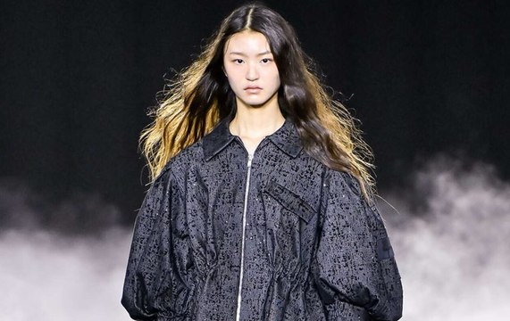 عروض أسبوع الموضة في سيول تطرح تحديات اجتماعية مستوحاة من واقع الـGen Z