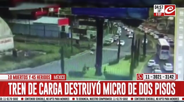 Tren de carga impactó contra micro de dos pisos: hay varias personas muertas