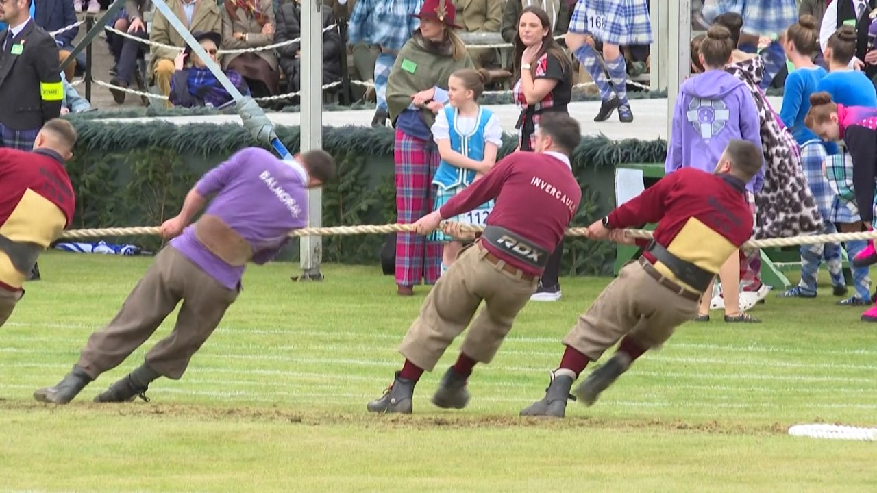 Le roi Charles III assiste aux jeux des Highlands en Écosse
