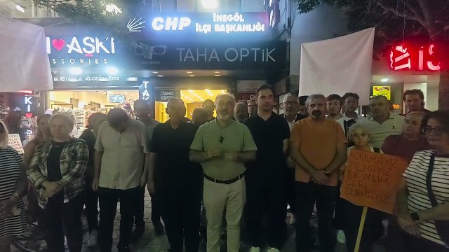CHP İnegöl İlçe Başkanı Zemci Şahin, ilçe başkanlığı önünde açıklama yaptı.