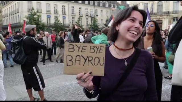 Francia, centinaia in strada festeggiano dopo la sfiducia a Bayrou