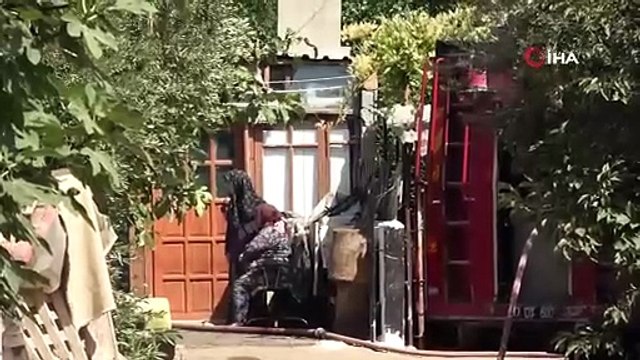 Evinde yangın çıkan adam söndürme çalışmalarını çaresiz gözlerle izledi