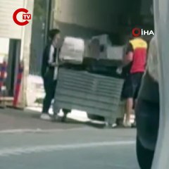 Kargo firması çalışanlarının paketleri fırlattığı anlar kameraya yansıdı