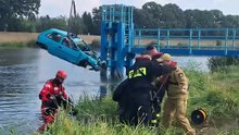 Strażacy wyłowili z Odry we Wrocławiu samochód