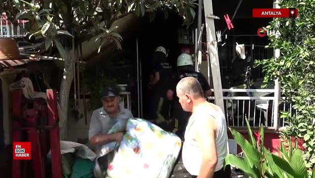 Antalya'da evinde yangın çıkan adam söndürme çalışmalarını çaresiz gözlerle izledi