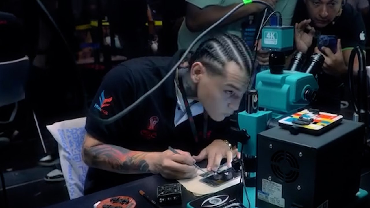 4 minutes pour sauver un iPhone : la folie des championnats du monde de réparation de téléphone