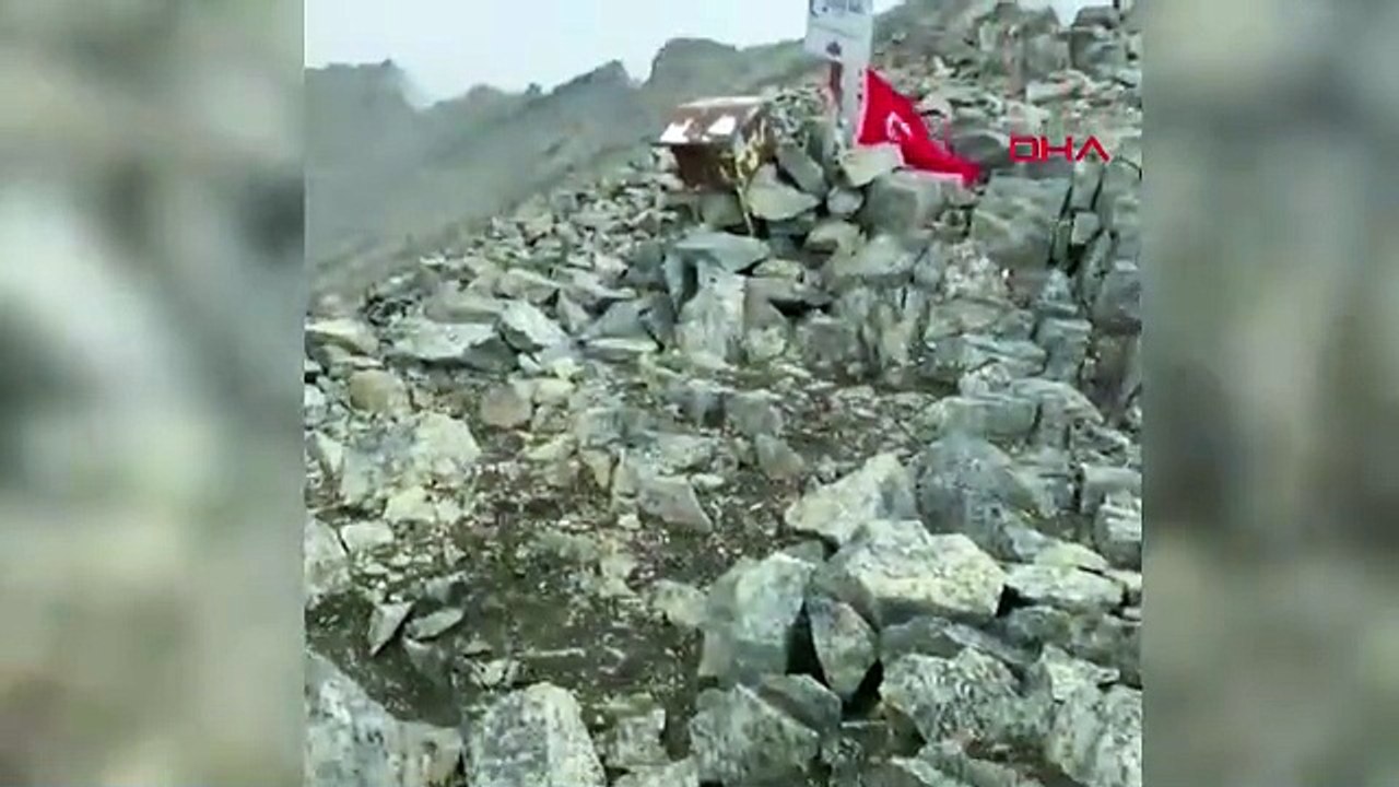 Ege ve Akdeniz yaza devam ederken Karadeniz'de yılın ilk kar yağışı başladı