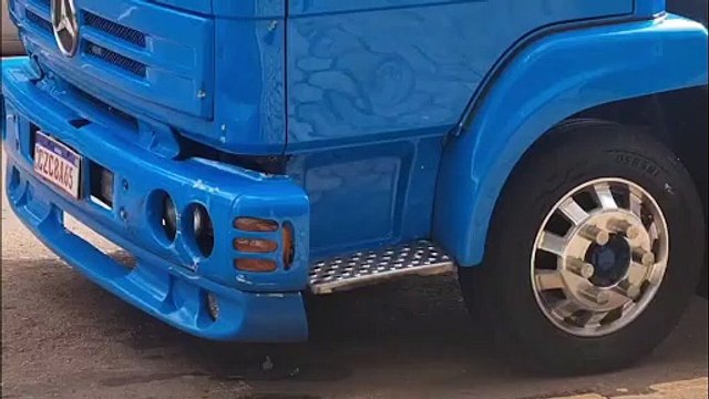 Moto e caminhão se envolvem em colisão no cruzamento das Ruas Barão do Cerro Azul e São Paulo