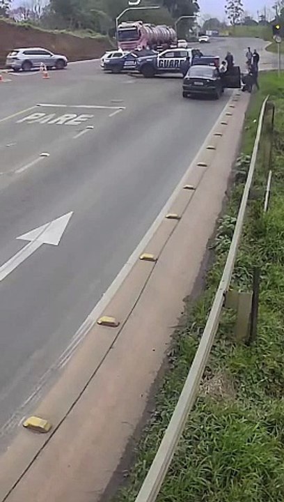 Mãe pede que guardas salvem bebê engasgado durante atendimento de acidente em Chapecó