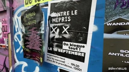 Marsiglia tappezzata di manifesti della protesta "Blocchiamo tutto"