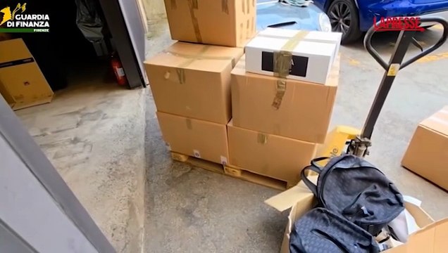 Firenze, borse e portafogli di marchi di lusso: sequestrati oltre 5 mila accessori contraffatti