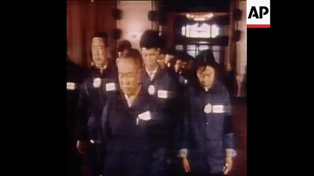 PERSONAS DE LUTO POR MAO ZEDONG EN PEKÍN (BEIJING)