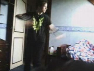 Pyro danse TCK dans sa chambre 3