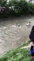 Nepal'de protestocular maliye bakanını soyup nehire attılar