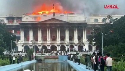 Nepal, manifestanti danno fuoco alla sede del governo a Kathmandu