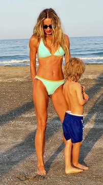 Flavia Mihasan - 01-05.09.2024 \La mare,Novum By The Sea,cu Mariuspân și cu plozii./Pe plajă,silicoane stafidite,craci zbârciți. \În București,filmând promo 'Neatza. \La Sport Vision,la cerșit,cu Mariusticlă și boracii, filmând reclamă.