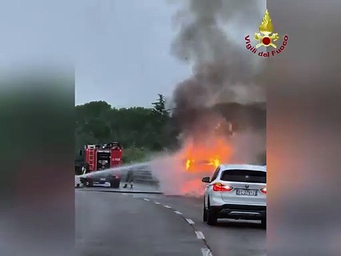 Furgone adibito a camper divorato dal fuoco sulla Siena Grosseto, si salva una coppia
