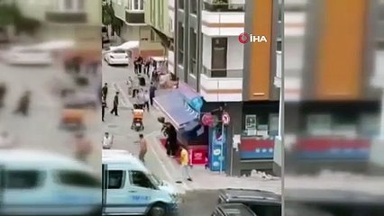 Sokak ortasında birbrilerini öldüresiye dövdüler!