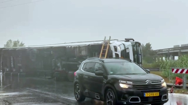Empoli, incidente all'uscita della FiPiLi: camion ribaltato