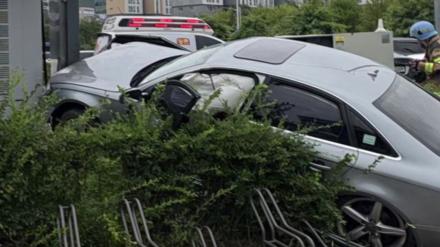 김포서 승용차가 변압기 들이받아...970여 세대 한때 정전 / YTN