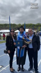Ce diplômé met en avant ses parents le jour de la remise des diplômes