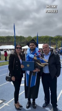 Ce diplômé met en avant ses parents le jour de la remise des diplômes