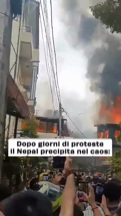 "Nepal nel Caos: Dimissioni del Primo Ministro Oli, Proteste Continuano con 22 Morti e Coprifuoco a Katmandu"