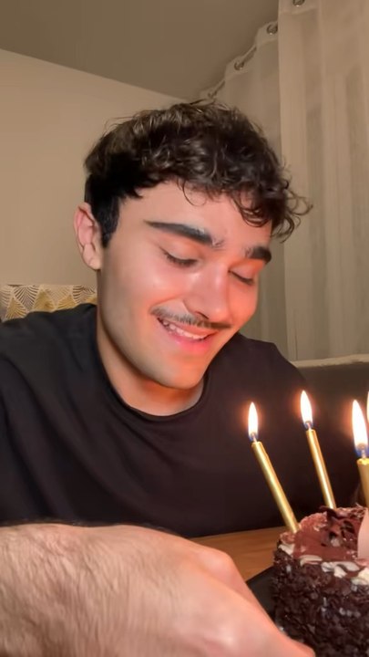 C'est mon anniversaire et j'ai soufflé mes bougies! J'ai 26 ans haha