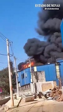 Incêndio em fábrica de copos e isopor em São Joaquim de Bicas