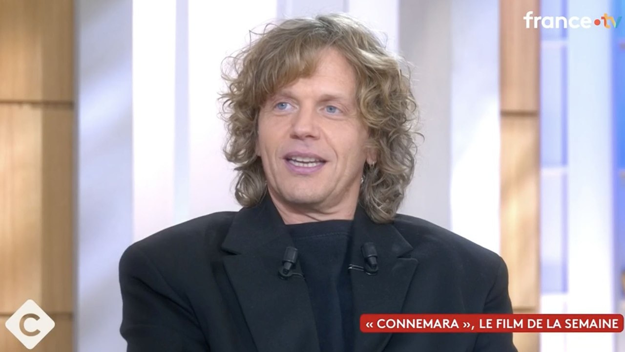 Alex Lutz surpris par la critique de sa maman sur son film Connemara