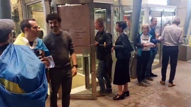 Romanovsky suona Chopin tra le polemiche: picchetto con bandiere ucraine davanti al teatro di Pergine