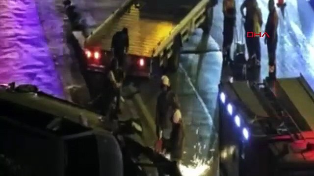 İstanbul - D-100 Karayolu'nda bariyere çarpan minibüs devrildi