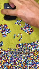 Je mets des épingles sur fauteuil pour chaque abonnés