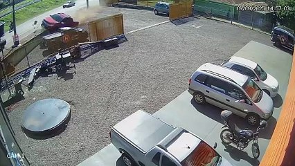 Veja momento em que S10 invade o pátio de uma empresa