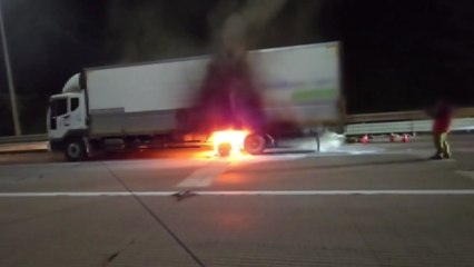 달리던 화물차 불에 타...다친 사람 없어 / YTN