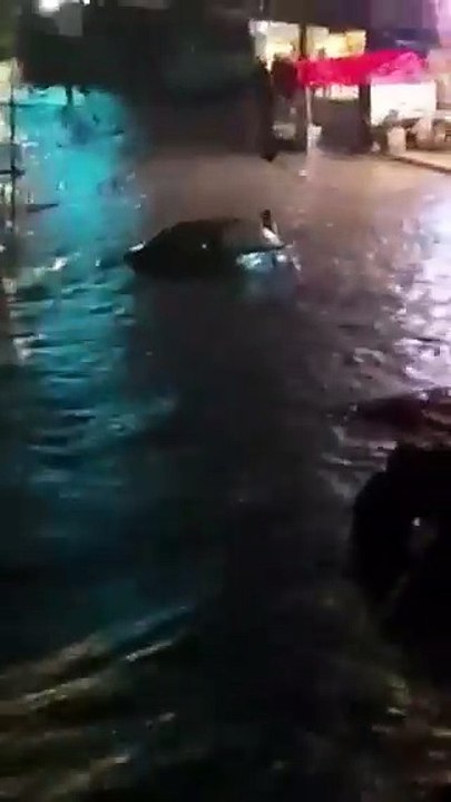 Heavy Rainfall Floods Northern Karachi Roads | Pakistan Weather Update 🌧️