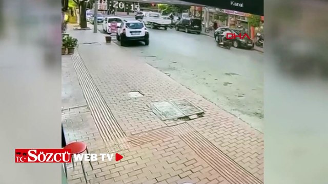 Otomobil ile çarpışan motosikletin sürücüsü metrelerce yükseğe savruldu; kaza anı kamerada