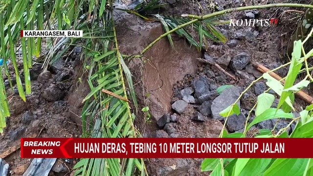 Hujan Deras Picu Tebing 10 Meter Longsor di Karangasem, Jalan Ditutup & Lalu Lintas Lumpuh