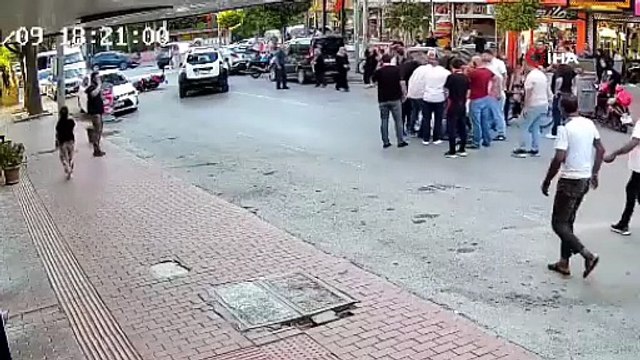 Cipe çarpan motosikletli metrelerce havaya savruldu: Korkunç. kaza kamerada!