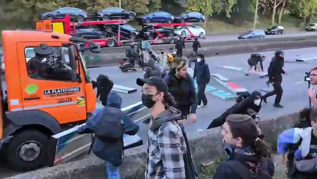Le périphérique PRIS d’assaut par les manifestants près de la porte de Montreuil à Paris