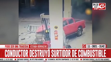 Perdió el control de la camioneta... ¡y se la pegó contra un surtidor!